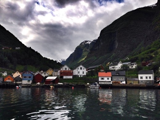 
	
	Sognefjord, hạt Sogn og Fjordane: Vùng nước sâu thẳm, vách đá dựng đứng và các thác nước hùng vĩ khiến chuyến tham quan Na Uy trở thành một trải nghiệm tuyệt vời. Khung cảnh này cùng các thác nước thường xuyên xuất hiện trong suốt bộ phim.