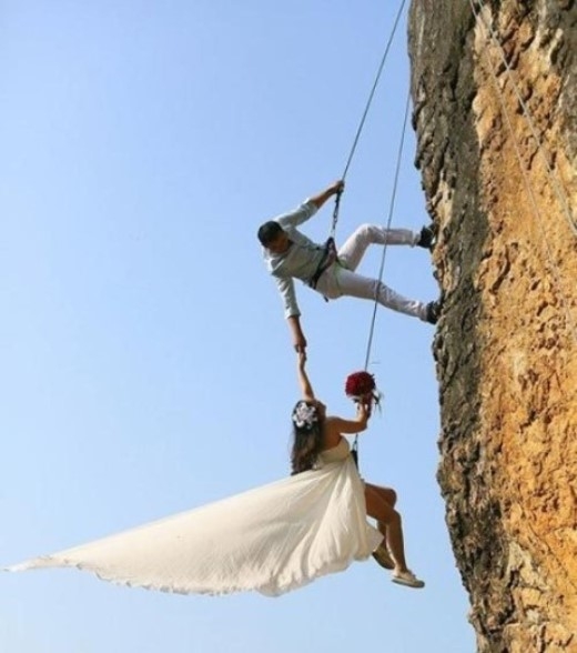 
	
	Theo Telegraph, Zheng Feng, một nhà leo núi nghiệp dư đã tổ chức chụp ảnh đám cưới với cô dâu của mình trên một vách núi đá dựng đứng ở Kim Hoa, tỉnh Chiết Giang, Trung Quốc. Sự kiện này đã gây được sự chú ý của dư luận trong nước và quốc tế.