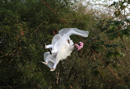 
	
	Theo Reuter, một đôi vợ chồng Thái Lan tung bay bằng cáp trong khi đang thực hiện lễ thành hôn, trước thềm ngày Valentine ở tỉnh Prachin Buri. Đây được xem là hành động mạo hiểm ấn tượng ở xứ Chùa Vàng trong năm qua.