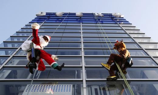 
	
	Các nhân viên lau dọn ăn vận đồ của ông già Noel và tuần lộc chào đón Giáng sinh tại một trung tâm mua sắm ở Tokyo, Nhật Bản. Ảnh: Reuters
