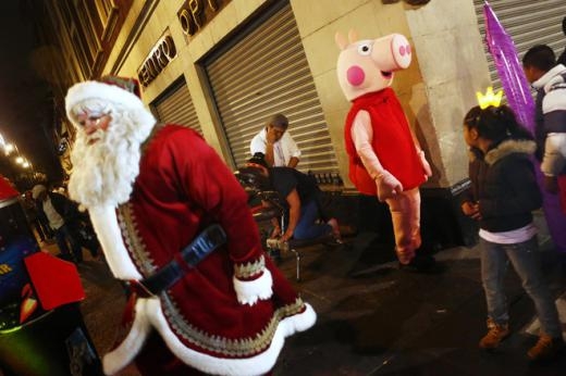 
	
	Mọi người ở thành phố Mexico đón Giáng Sinh. Ảnh: Reuters