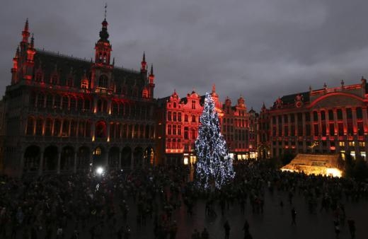 
	
	Không khí Giáng Sinh tràn ngập ở Quảng trường Lớn của Brussels, Bỉ. Ảnh: Reuters