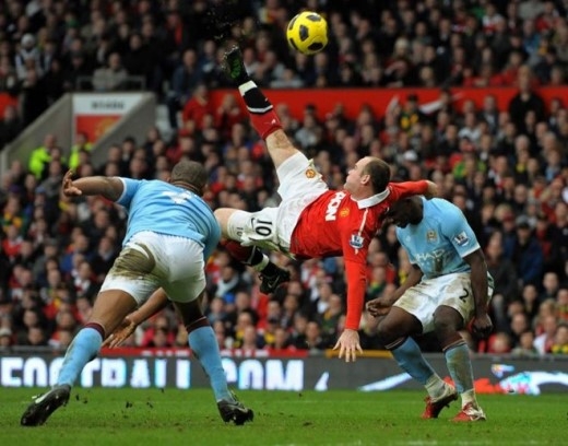 
	
	Trong trận derby Manchester diễn ra ngày 12/2/2011, Rooney có cú ngả bàn đèn tuyệt đẹp ấn định chiến thắng 2-1 cho Man United trước Man City.