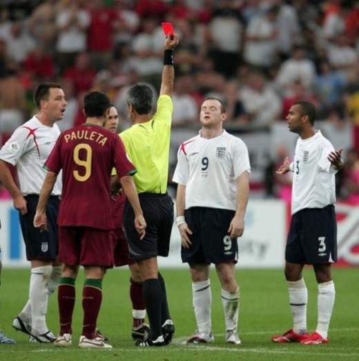 
	
	Rooney đứng chết lặng khi bị trọng tài rút thẻ đỏ trước quyền thi đấu sau pha phạm lỗi với Ricardo Carvalho tại tứ kết World Cup 2006 giữa tuyển Anh và Bồ Đào Nha trên sân Gelsenkirchen, Đức.