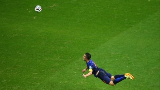 
	
	Tiền đạo Robin Van Persie của Hà Lan bay người đánh đầu ghi bàn vào lưới Tây Ban Nha trong trận khai màn tại vòng chung kết World Cup 2014.
