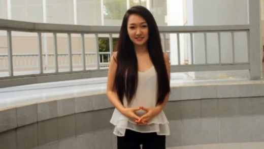 
	
	Hot girl bán báo Lâm Bảo Nhi cũng tham gia trào lưu dội nước đá.