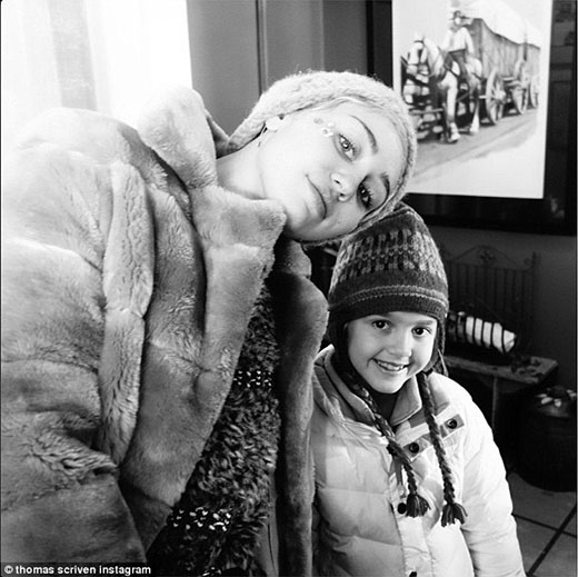 
	
	Miley cũng đã chụp chung một tấm hình với con gái của Thomas Scriven, một người bạn cũng có mặt lúc đó.