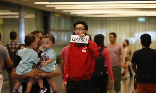 
	
	Nhân viên sân bay Changi cầm tấm biển chỉ dẫn thân nhân của các hành khách trên chuyến bay số hiệu QZ8501 của hãng hàng không AirAsia. Ảnh: Reuters