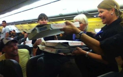 
	
	Hành khách của hãng hàng không Frontier Airlines bay từ Washington đến Denver lúc nửa đêm, trễ 5 tiếng so với dự định, nhưng phần lớn không hề phàn nàn. Trong khi họ đang đợi bão tan ở Wyoming, tâm trạng của hành khách và cả tiếp viên rất vui vẻ khi cơ trưởng đặt pizza đến máy bay.
