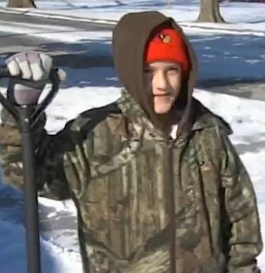 
	
	Trong suốt đợt bão tuyết tháng 1, cậu bé Jimmy Friel 10 tuổi dành hết thời gian cào tuyết trên đường cao tốc một cách miễn phí cho hơn chục người hàng xóm, nhiều người trong số họ đã già cả và cậu không muốn họ trượt ngã. 