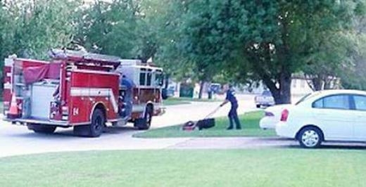 
	
	Sau khi đáp lại cuộc gọi khẩn khi một người đàn ông đột quỵ trong lúc cắt cỏ, những người lính cứu hỏa của đội Engine 4, Baytown quyết định giúp đỡ gia đình nạn nhân và quay lại tự tay hoàn thành việc cắt cỏ.