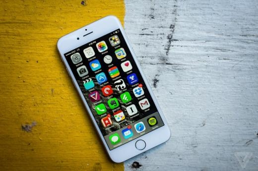 
	
	'Nhử mồi' là cách kinh doanh thường được áp dụng để nâng giá trị trung bình của một món hàng. Trong năm 2014, giá trung bình của iPhone 6 đã 'vô tình' tăng lên khi Apple khai tử bản 32 GB và giúp hãng này kiếm được một lượng tiền lớn.