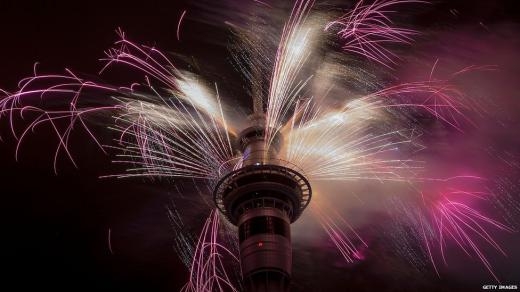 
	
	Auckland là thành phố lớn đầu tiên chào đón năm 2015 bằng màn pháo hoa khổng lồ và âm nhạc tưng bừng từ tháp Sky Tower nổi tiếng.
