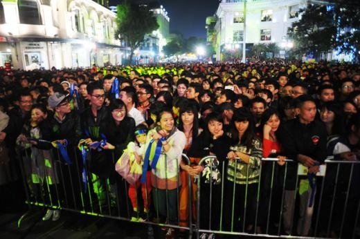 
	
	Tại Hà Nội, từ 19h, các con đường đổ về khu vực Nhà hát Lớn đã chật kín người. Gương mặt ai cũng rạng ngời, háo hức đón lễ đếm ngược đến năm 2015.