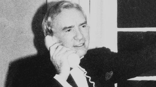 
	
	Ernest Harrison, chủ tịch đầu tiên của Vodafone nhận điện thoại từ con trai trong năm mới.