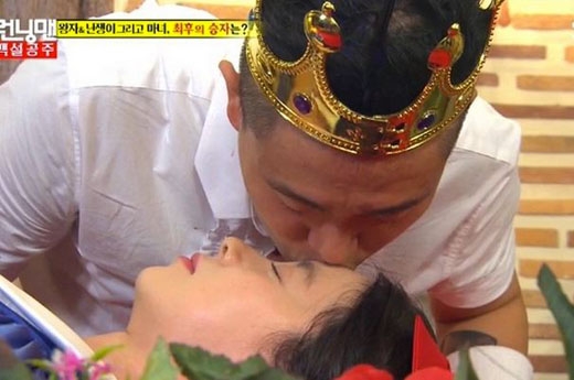 
	
	Trong tập đặc biệt này, Gary đã hôn Song Ji Hyo với hy vọng  có thể cứu cô. Khoảnh khắc của họ đã khiến nhiều người hâm mộ bị xúc động bởi câu chuyện cổ tích về nụ hôn này.
