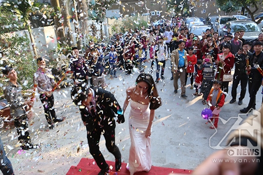 
	
	Đám cưới của Thủy Tiên - Công Vinh thu hút rất đông sự quan tâm của người dân xung quanh. - Tin sao Viet - Tin tuc sao Viet - Scandal sao Viet - Tin tuc cua Sao - Tin cua Sao