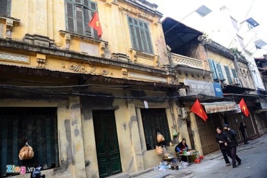 
	
	Các căn nhà mặt phố Tô Tịch nói riêng và các tuyến phố ở thủ đô đã treo quốc kỳ từ nhiều ngày trước. Một số hàng quán ăn sáng đã bắt đầu mở cửa.
