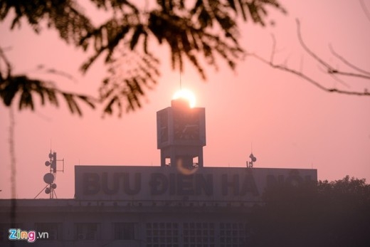 
	
	7h15, mặt trời bắt đầu ló rạng phía trên tháp đồng hồ Bưu điện Hà Nội