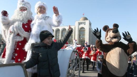 
	
	Ông già băng tuyết - phiên bản ông già Noel của người Nga - cùng với cháu gái diễu hành đón năm mới tại Bishkek, Kyrgyzstan.