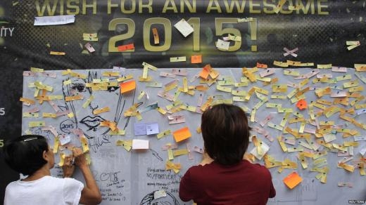 
	
	Bức tường lưu giữ điều ước ở thủ đô Manila của Philippines. Khoảng 50.000 tờ giấy nhớ ghi các điều ước sẽ được dùng như giấy trang trí bắn cùng pháo hoa.