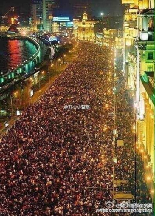 
	
	Thảm kịch xảy ra ở quảng trường Chenyi tại Bến Thượng Hải vào lúc 23h35 giờ địa phương tối qua, khi hàng trăm nghìn người chen chúc khu vực này để thưởng thức màn đếm ngược và trình diễn ánh sáng chào năm mới. Ảnh: Weibo