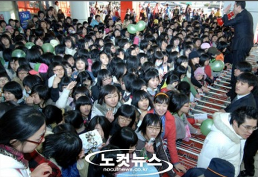 
	
	Fan chen lấn trong một sự kiện của SS501 (2006)
