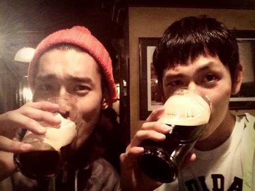 
	
	Siwon uống bia cùng Siwan tại Hong Kong