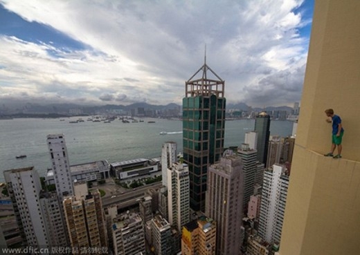 
	
	Andrej trên vách một tòa nhà cao tầng ở Hồng Kông.
