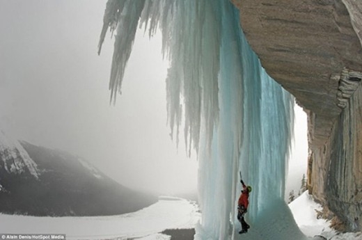 
	
	Thác nước đóng băng luôn kích thích những tay leo núi chuyên nghiệp.