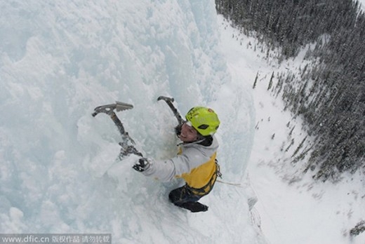 
	
	LeBlanc thực hiện cú trèo thác băng ở Alberta.