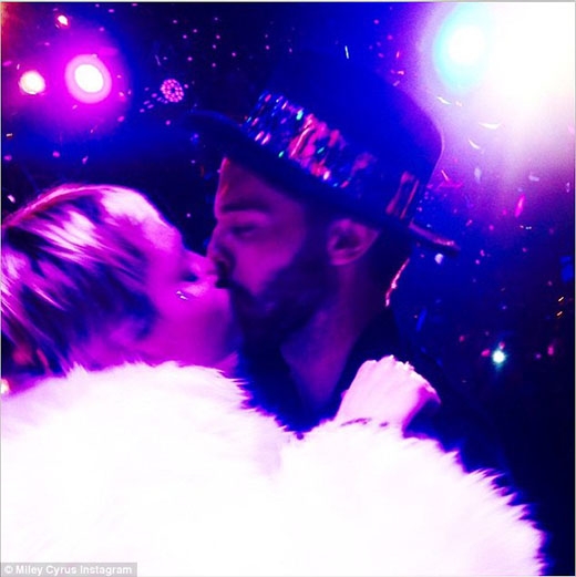 
	
	Miley và Patrick đã ở bên nhau và dành trọn cho nhau chiếc hôn say đắm ngay thời khắc giao thừa