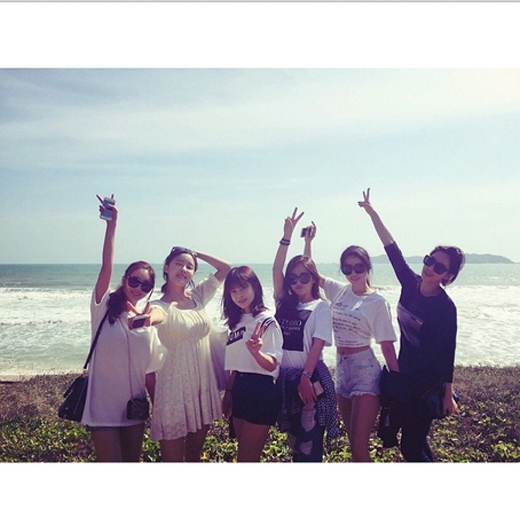 
	
	Hyomin khoe hình T-ara đi chơi biển cùng nhau khiến fan vô cùng thích thú.