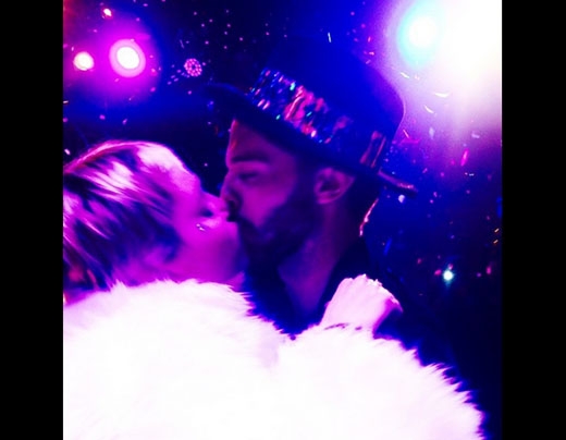 
	
	Miley Cyrus và bạn trai Patrick Schwarzenegger hôn nhau say đắm tại một bữa tiệc