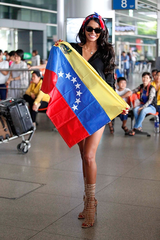 
		
		Hoa hậu Thế giới 2011 còn mang theo cả cờ Tổ quốc đến Việt Nam. - Tin sao Viet - Tin tuc sao Viet - Scandal sao Viet - Tin tuc cua Sao - Tin cua Sao