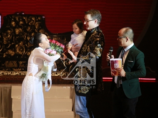 
	
	Hai cha con đã lên sân khấu và tặng hoa cho mẹ Đoan Trang. - Tin sao Viet - Tin tuc sao Viet - Scandal sao Viet - Tin tuc cua Sao - Tin cua Sao