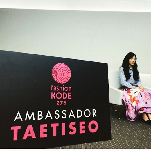
	
	Taeyeon khoe hình bức ảnh kế bên bảng Fashion Kode 2015. Được biết, TaeTiSeo chính thức được bổ nhiệm làm đại sức Fashion Kode năm nay.