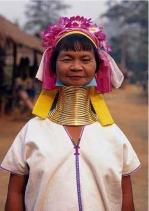 
	
	Bộ tộc Padaung sinh sống tại miền Bắc Thái Lan, nơi được biết tới với những người phụ nữ có chiếc cổ dài nhất thế giới. Theo tục lệ, những người phụ nữ ở đây phải đeo rất nhiều tầng tầng lớp lớp những chiếc vòng bạc, khiến phần cổ của họ có thể dài tới 40cm.