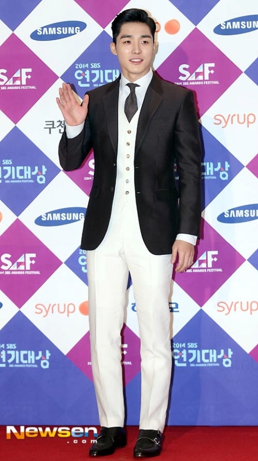 
	
	Seo Ha Joon có sự lựa chọn độc đáo với trang phục sắc trắng hiếm thấy ở các nam diễn viên trên thảm đỏ năm nay, áo khoát đen làm toát lên vẻ nam tính, dịu dàng của anh.