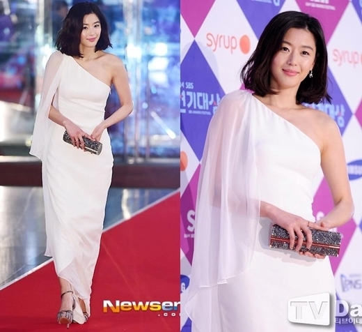 
	
	Jun Ji Hyun luôn thể hiện đẳng cắp minh tinh của mình mỗi khi xuất hiện trước công chúng. Mái tóc ngang vai cá tính và chiếc đầm trắng ôm sát giúp tôn lên vẻ đẹp hoàn hảo của “cô nàng ngổ ngáo”.