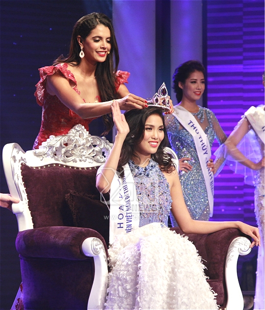 
	
	Lan Khuê được Hoa hậu Thế giới 2014 Ivian Sarcos trao tặng vương miện danh giá.