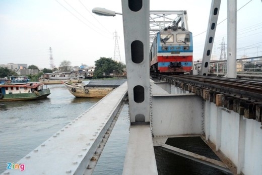 
	
	Cây cầu vốn dành cho đường sắt, đã có tuổi đời hơn 100 năm (cầu đầu tiên bắc qua sông Sài Gòn năm 1902). Hiện, ngoài tàu hỏa, chỉ xe máy và người đi bộ được phép qua cầu.