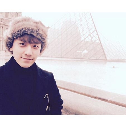 
	
	Seungri vô cùng thích thú với chuyến du lịch vòng quanh Châu Âu, anh thông báo với fan rằng mình đang ở Paris.