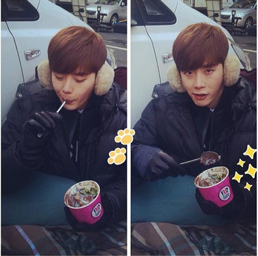 
	
	Lee Jong Suk không ngại trời lạnh mà thản nhiên dùng kem một cách thích thú. Anh chàng khoe hình và chia sẻ: 'Quyết tâm ăn kem vào trời lạnh trong khi người thì đang lạnh run lên'.