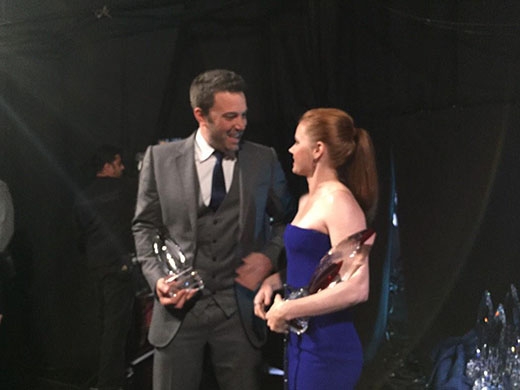 
	
	Ben và Amy bước xuống sân khấu sau khi nhận giải thưởng