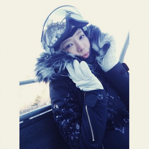 
	
	Hyoyeon tiếp tục khoe ảnh trượt tuyết vào mùa đông khiến fan vô cùng thích thú. Cô nàng không khỏi suýt xoa với cái lạnh.