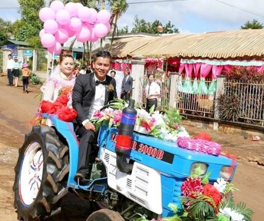 
	
	Chàng trai 9X tên Công Thắng - Quản lý nhà hàng tại Đắc Lắk - quyết dẫn xe công nông của gia đình đến đón dâu.