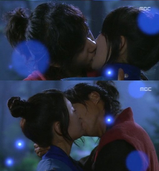 
	
	Nụ hôn màn ảnh của 'tình đầu quốc dân' Suzy và 'chàng rể quốc dân' Lee Seung Gi để lại ấn tượng đặc biệt nhất trong lòng khán giả qua bộ phim Gu Family Book.