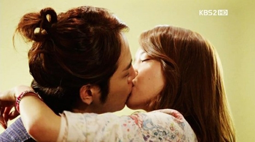 
	
	Yoona và Jang Geun Suk trong phim Love Rain.