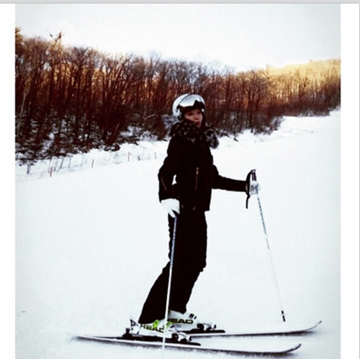 
	
	Hyoyeon vui vẻ trượt tuyết
